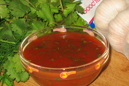 Фото к рецепту: Соус томатно-чесночный к жареной курочке