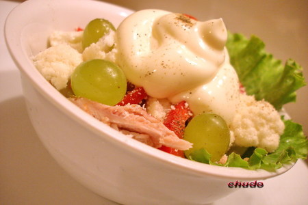 Фото к рецепту: Салат из цветной капусты с виноградом и курицей