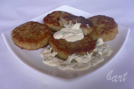 Фото к рецепту: Картофельные оладьи с сыром.