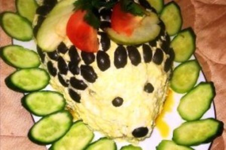 Фото к рецепту: Слоёный салат "ёжик"