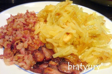Фото к рецепту: Картофель с беконом, жареный на трёх жирах