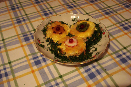 Фото к рецепту: Свинина, запеченная с ананасами и сыром