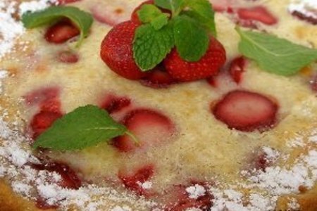 Фото к рецепту: Пирог ягодный (клубника) со сметанной заливкой