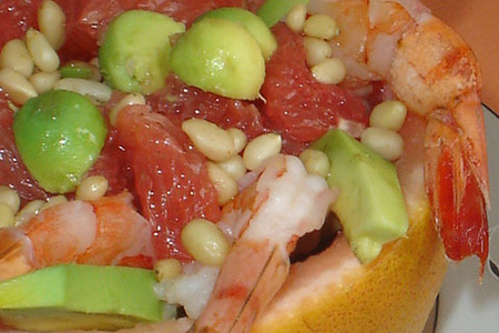 Салат из морепродуктов в грейпфруте