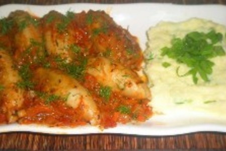 Фото к рецепту: Кальмары фаршированые креветками и рисом в соусе