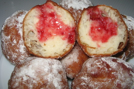 Фото к рецепту: Пончики дрожжевые с вишневым варением.