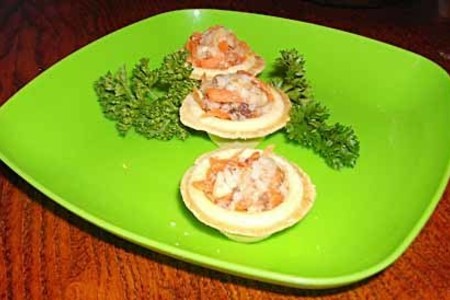 Фото к рецепту: Рыбный салат в мини-тарталетках