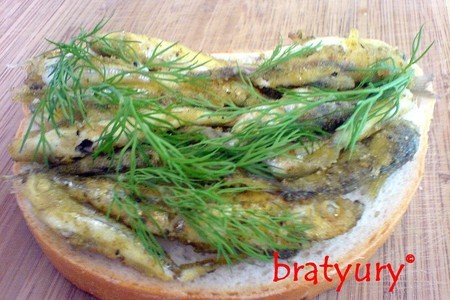 Фото к рецепту: Бутерброд (сандвич, сэндвич) с жареной рыбой, укропом и аджиномото