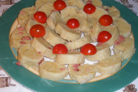 Фото к рецепту: Картофельный рулет с грудинкой (или картофельные кнедлики)