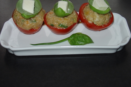 Фото к рецепту: Помидоры, начинённые салатом из красной чечевицы груши и гауда