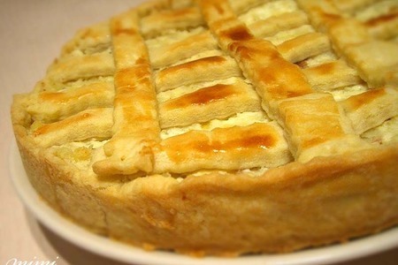 Фото к рецепту: Пирог с картофелем , брынзой и печеным чесноком