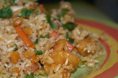 Фото к рецепту: Плов из коричневого риса с тыквой, курагой и изюмом