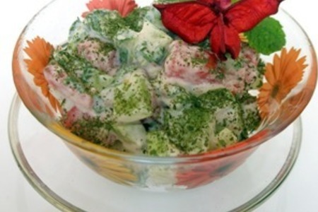Салат из помидорок и огурчиков в иогурте