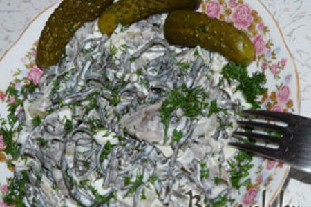 Фото к рецепту: Салат из морской капусты с грибами