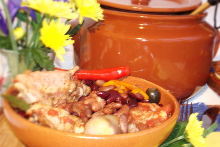 Фото к рецепту: Ароматный цыплёнок с фасолью и тимьяном, утомлённый в глиняном горшке.
