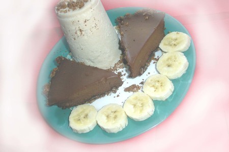 Фото к рецепту: Шоколадный торт с кофейными куличиками из мороженного