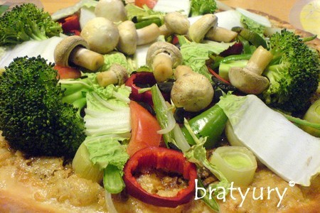 Фото к рецепту: Pizza con pancetta e broccoli - пицца с беконом и брокколи