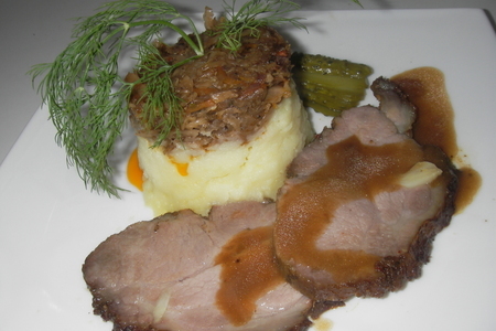 Фото к рецепту: Запеченная свинина с пикантной корочкой