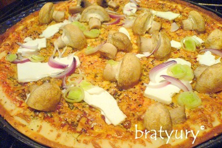 Фото к рецепту: Pizza vegetariana con funghi e fetta - пицца вегетарианская с грибами и брынзой