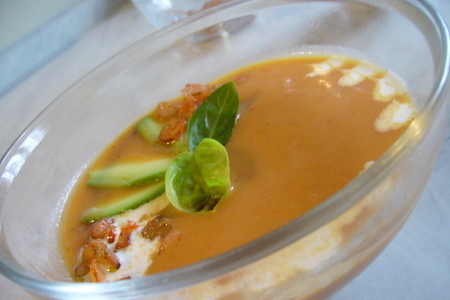 Фото к рецепту: Томатный суп-пюре с креветками и авокадо