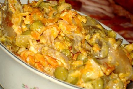 Фото к рецепту: Салат " сытный" консерв. шампиньоны, курица, лук, морковь, горошек