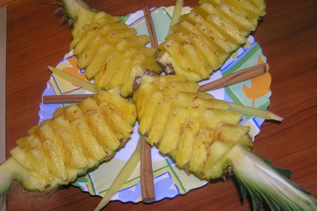 Фото к рецепту: Лодочки из ананаса