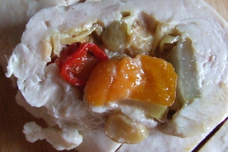 Фото к рецепту: Рулет из куриной грудки с сухофруктами, лимонной цедрой, проготовленный в пароварке