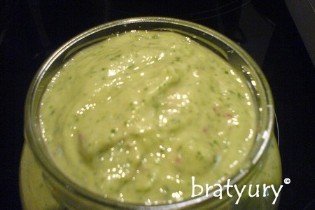 Фото к рецепту: Соус на основе авокадо и петрушки, зелёный и позитивный рецепт