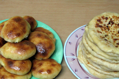 Фото к рецепту: Пирожки и лепешки с сырной начинкой