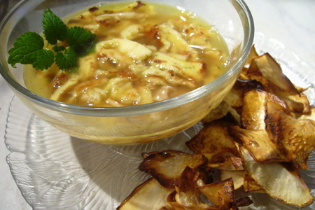 Фото к рецепту: Бульон с лапшой из омлета и чипсы из сельдерея к нему