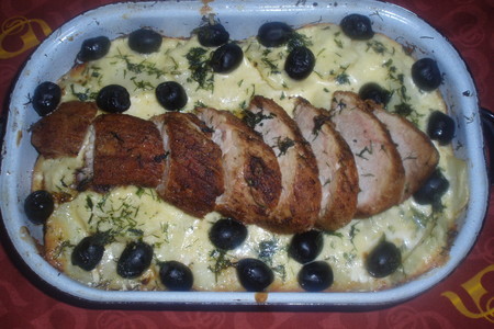 Фото к рецепту: Картошка с свиным бедром и маслинами