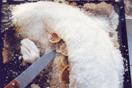 Фото к рецепту: Семга, запеченная в соли