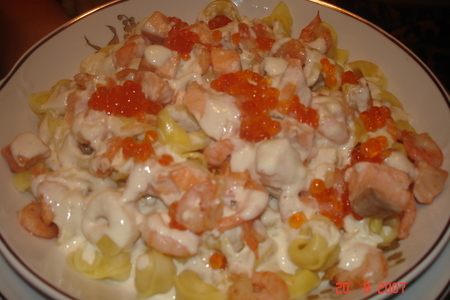 Фото к рецепту: Паста: равиоли с сыром в сливочном соусе с семгой и креветками