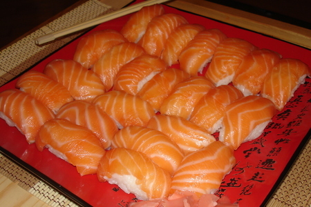 Фото к рецепту: Суши с лососем (нигири)