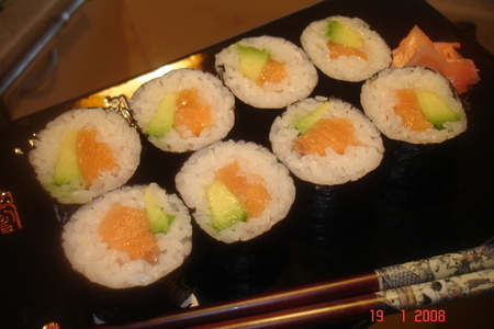 Фото к рецепту: Суши-маки с лососем и авокадо