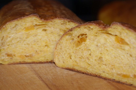 Фото к рецепту: Тыквенный хлеб с овсяными хлопьями и курагой