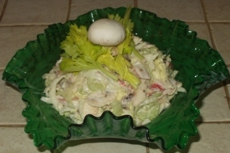 Фото к рецепту: О крабовых палочках и сырых шампиньонах. салат