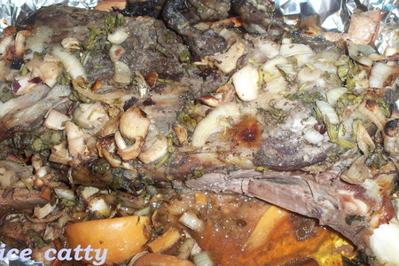 Фото к рецепту: Баранья лопатка запеченная в клюквенно-медовом соусе с айвой и пряностями