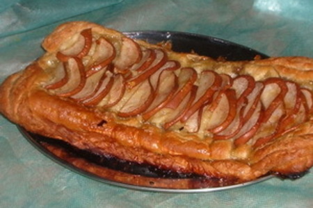Фото к рецепту: Слоеный десерт из груш с шоколадом