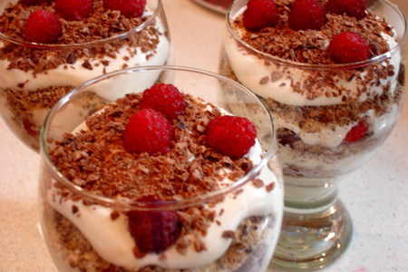 Фото к рецепту: Десерт с малиной и взбитыми сливками