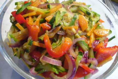 Фото к рецепту: Горячий  восточный салат с цукини
