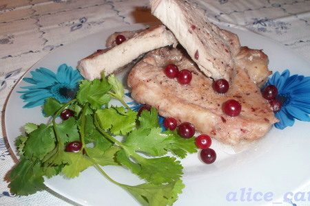 Фото к рецепту: Свиные отбивные на косточке в клюквенном маринаде