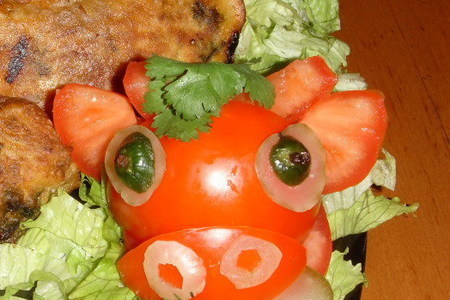Фото к рецепту: Украшение из помидора "бычок"