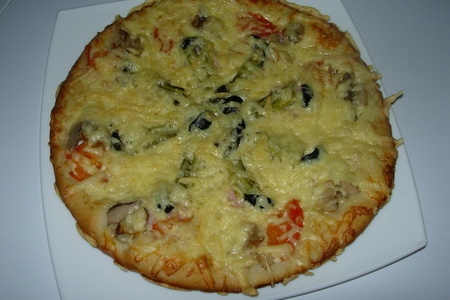 Фото к рецепту: Пицца «ранчо» с соусом айоли. (на постной дрожжевой основе).