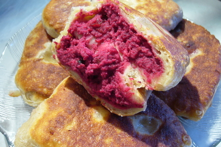 Фото к рецепту: Жареные пирожки с необычной начинкой из фасоли, свеклы и орехов