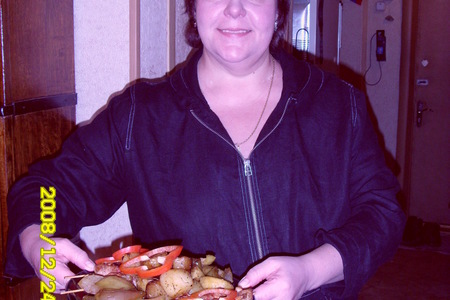 Фото к рецепту: Домашние шашлычки из  курицы  с  маринованной картошкой, запеченной в рукаве и яблоками в карамели