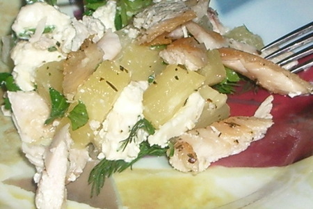 Фото к рецепту: Салат из курицы с ананасом и фетой