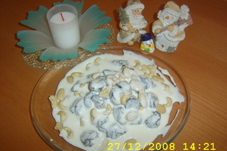 Фото к рецепту: Чернослив в сметане с орехами.