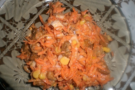 Фото к рецепту: Салат с морковью по-корейски и сухариками