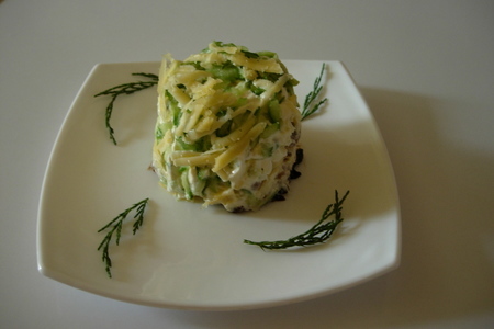Фото к рецепту: Слоенный салат «новогодний».